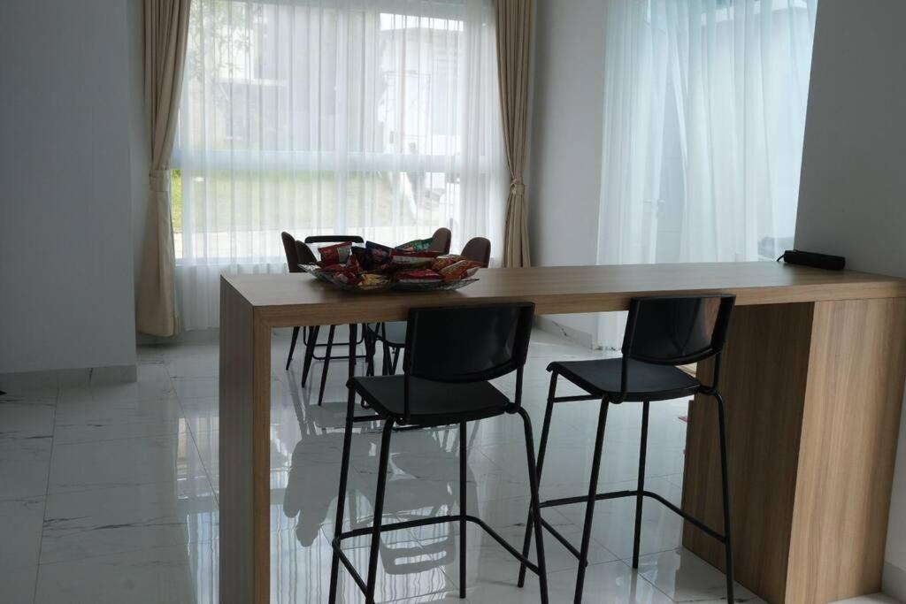 Villa 55 With Pool, Karaoke And Rooftop Bogor Buitenkant foto
