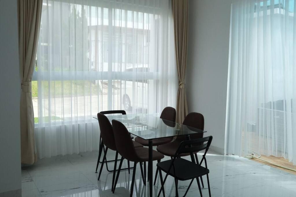 Villa 55 With Pool, Karaoke And Rooftop Bogor Buitenkant foto